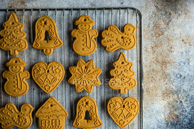 Різдвяне імбирне печиво на кухонному столі — стокове фото