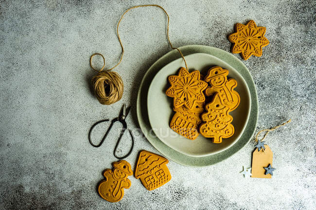 Christmas gingerbread cookies in stone bowl on concrete background — Stock Photo