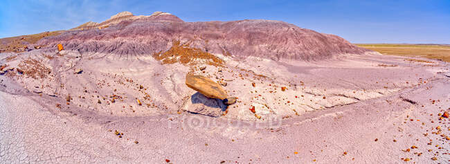 A península roxa no Parque Nacional da Floresta Petrificada Arizona a partir de sua base nordeste. — Fotografia de Stock