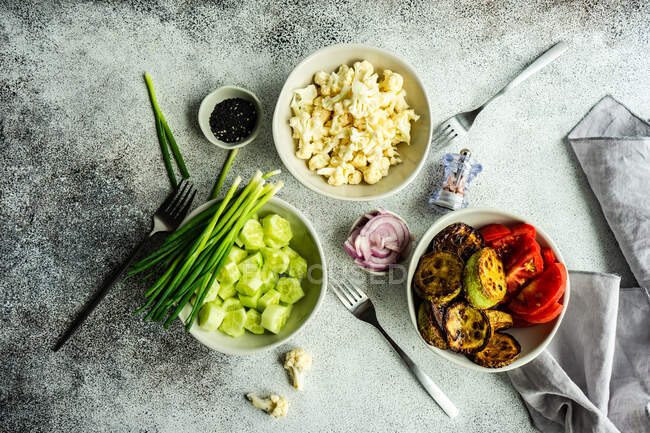 Здорова овочева миска з огірком, помідорами, зеленою цибулею та капустою з насінням кунжуту — стокове фото