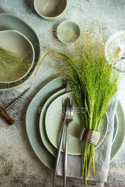 Minimalistic summer table setting decorated with wheat bouquet — Stock Photo