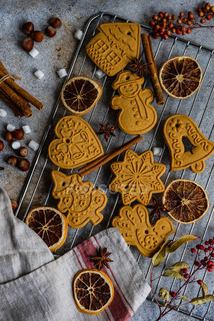 Concepto de repostería navideña con galletas de jengibre y especias - foto de stock