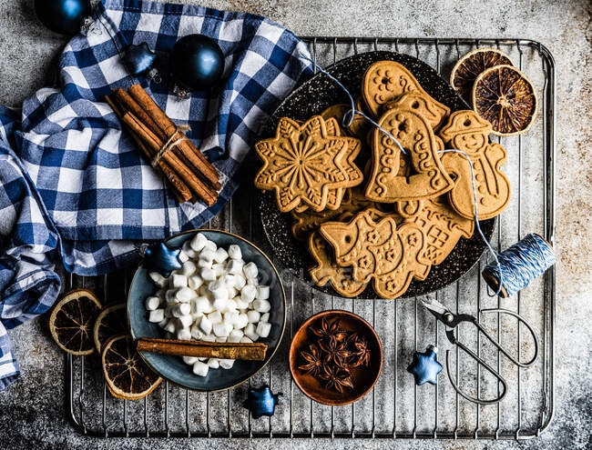 Weihnachtsbackkonzept mit Lebkuchen und Gewürzen — Stockfoto