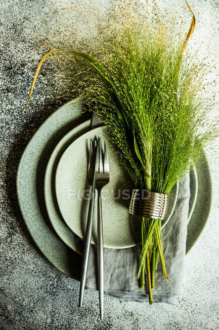 Minimalistic summer table setting decorated with wheat bouquet — Stock Photo