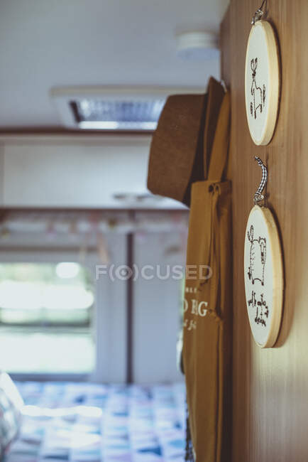Tablier et chapeau de fedora accroché au mur en bois — Photo de stock