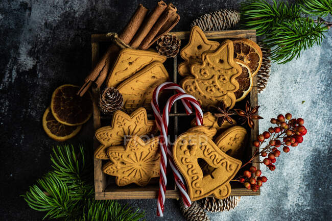 Concepto de repostería navideña con galletas de jengibre y especias en caja de madera - foto de stock