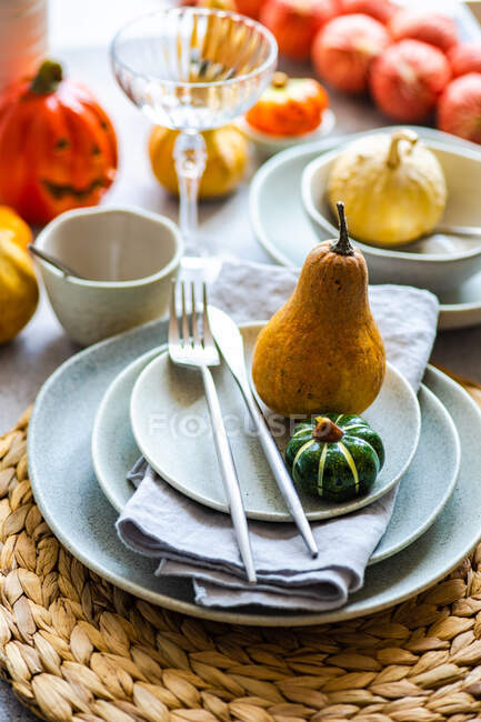 Cenário de mesa festiva para férias. Jantar de Ação de Graças decorado com abóbora — Fotografia de Stock