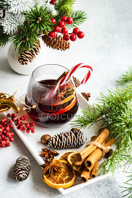 Concetto di bevanda natalizia con bicchiere di vin brulè con spezie intorno — Foto stock