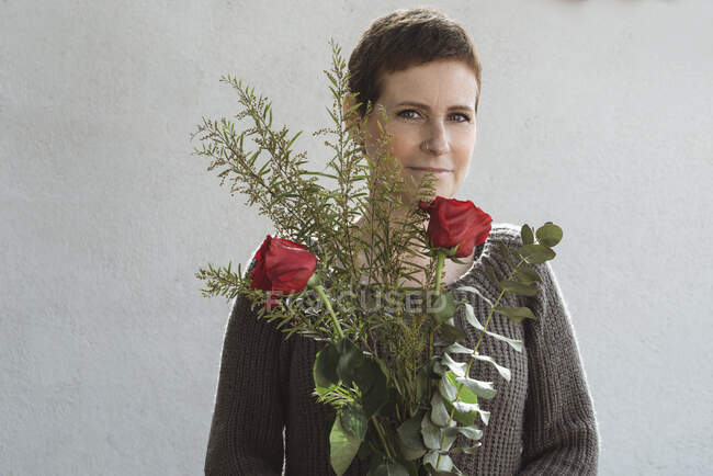Frau mittleren Alters mit Blumenstrauß — Stockfoto
