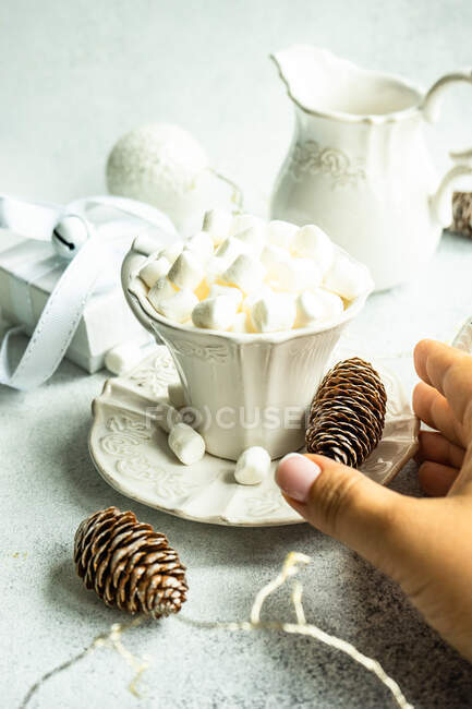 Weihnachtskarten-Konzept mit Vintage-Keramiktasse mit Mini-Marshmallow — Stockfoto