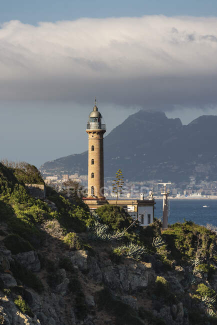 Leuchtturm an der Küste im Sonnenlicht — Stockfoto