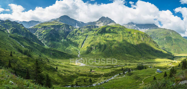 Paysage de montagne verdoyant avec ciel nuageux — Photo de stock