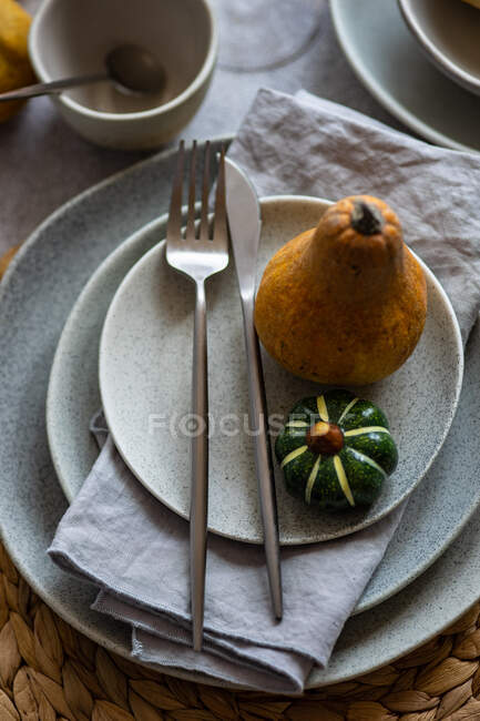 Cenário de mesa festiva para férias. Jantar de Ação de Graças decorado com abóbora — Fotografia de Stock