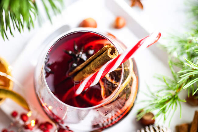 Weihnachtsgetränk-Konzept mit Glühwein und Gewürzen — Stockfoto