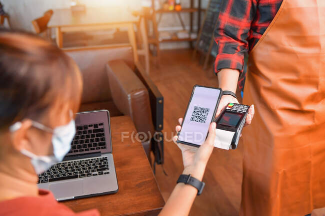 Man's hand with credit card swipe through terminal for sale,Close up of hand using credit card swiping machine to pay,vintage style — Stock Photo