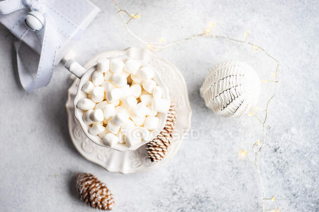 Christmas food card concept with vintage ceramic cup with mini marshmallow — Stock Photo