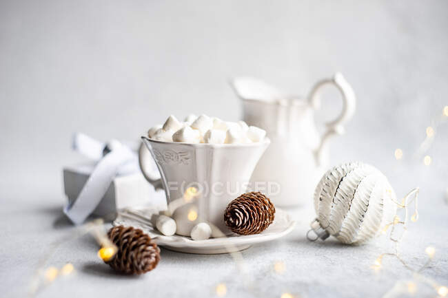Conceito de cartão de comida de Natal com copo de cerâmica vintage com mini marshmallow — Fotografia de Stock