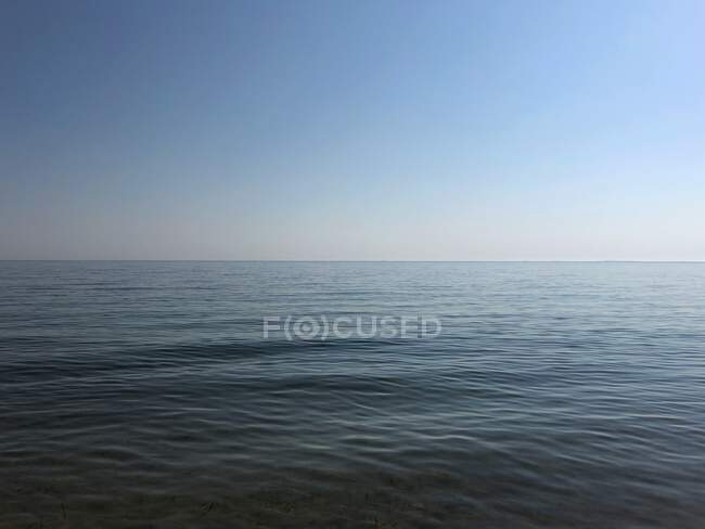Bela paisagem marinha, mar imóvel e céu azul — Fotografia de Stock