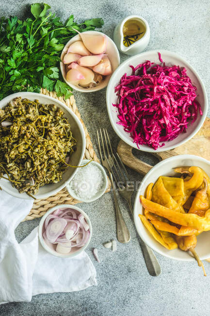 Variété de légumes fermentés géorgiens traditionnels dans des bols — Photo de stock