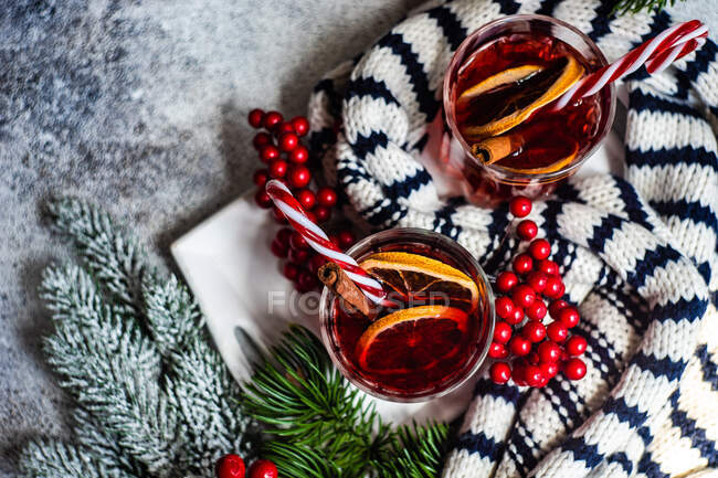 Conceito de bebida de Natal com copo de vinho quente com especiarias ao redor — Fotografia de Stock