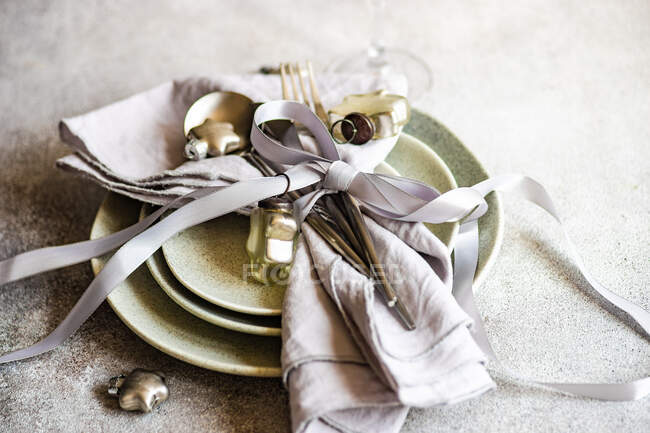 Mesa de cena de Navidad monocromática en color gris - foto de stock