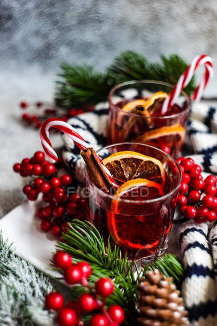 Conceito de bebida de Natal com copo de vinho quente com especiarias ao redor — Fotografia de Stock