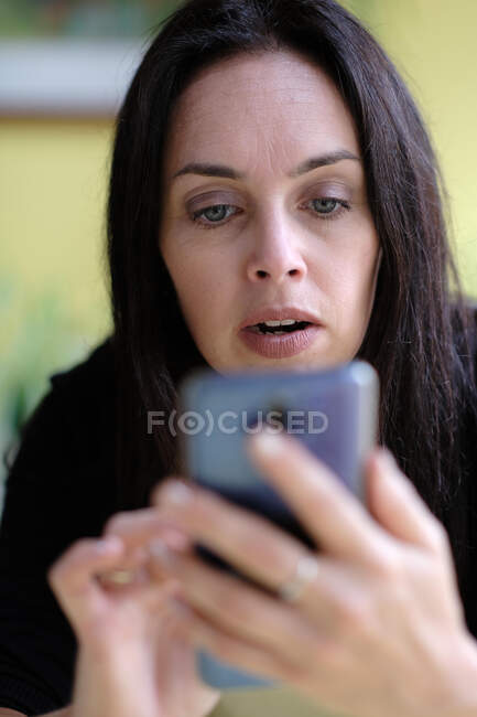 Портрет жінки за допомогою мобільного телефону — стокове фото