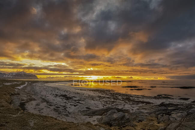 Пляжная сцена на закате, Лоффелланд, Норвегия — стоковое фото