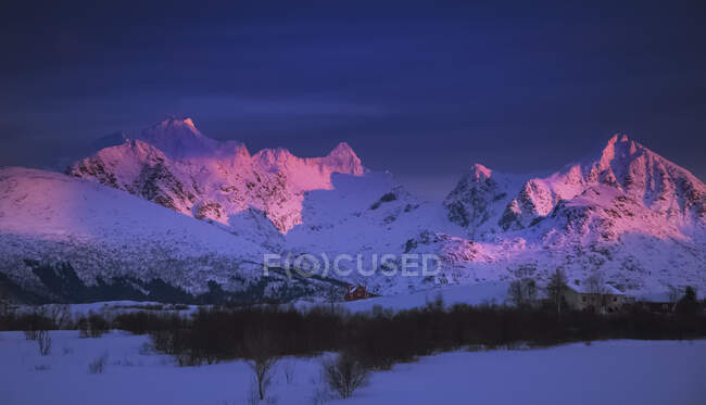 Paesaggio montagnoso innevato al tramonto, Vestvagoya, Lofoten, Nordland, Norvegia — Foto stock