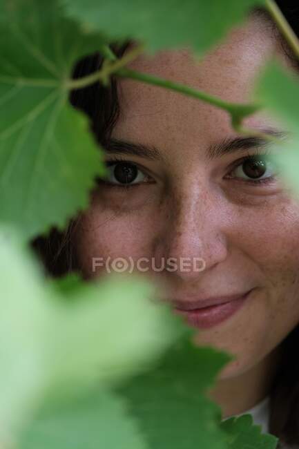 Портрет усміхненої жінки, що стоїть у винограднику серед виноградників (Франція). — стокове фото