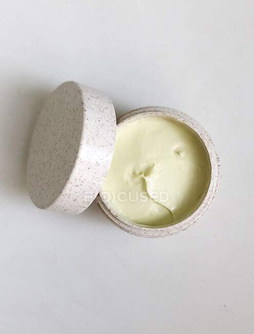Vaso biodegradabile di crema per il viso sulla superficie della tavola — Foto stock
