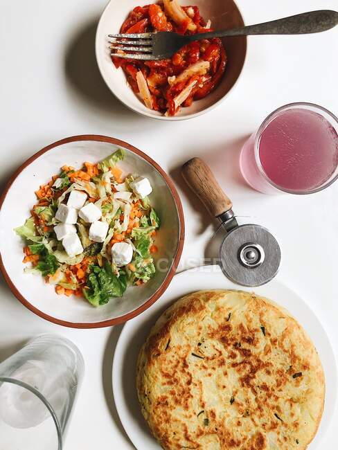Vegan omelette, carrot and tofu salad, bell peppers, water and pink kombucha — Stock Photo