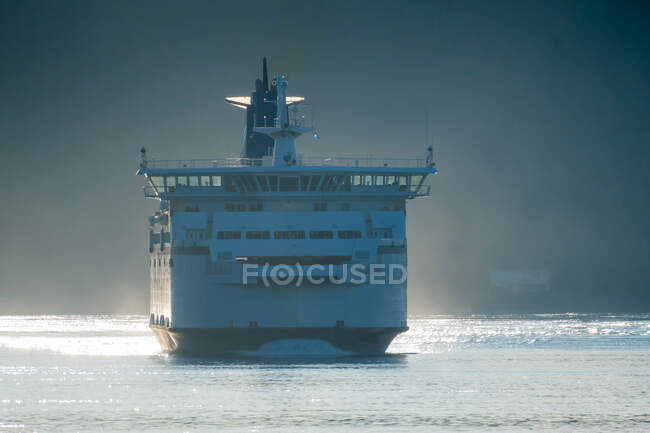 Ferry naviguant sur la mer en brume et lumière du soleil, Canada — Photo de stock