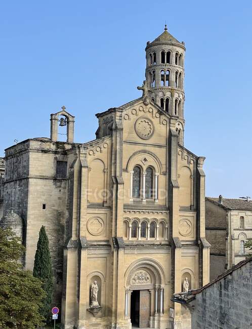 Catedral con cielo azul, Uzes, Gard, Occitanie, Francia - foto de stock