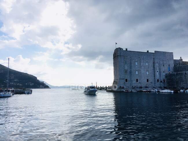 Barco navegando para o porto, Dubrovnik, Dalmácia, Croácia — Fotografia de Stock