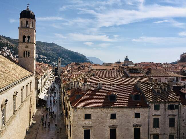 Mosteiro franciscano e telhados de Dubrovnik à luz do sol, Dalmácia, Croácia — Fotografia de Stock