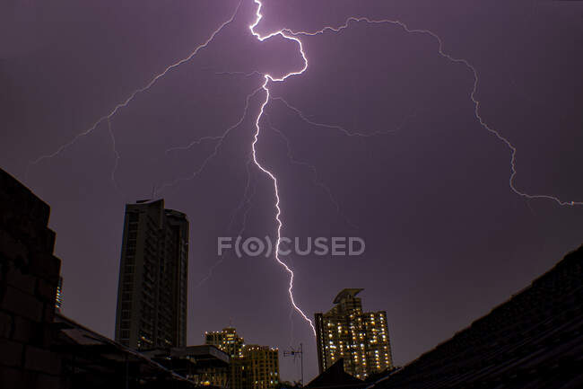 Tempesta di fulmini sugli edifici della città di notte, Indonesia — Foto stock