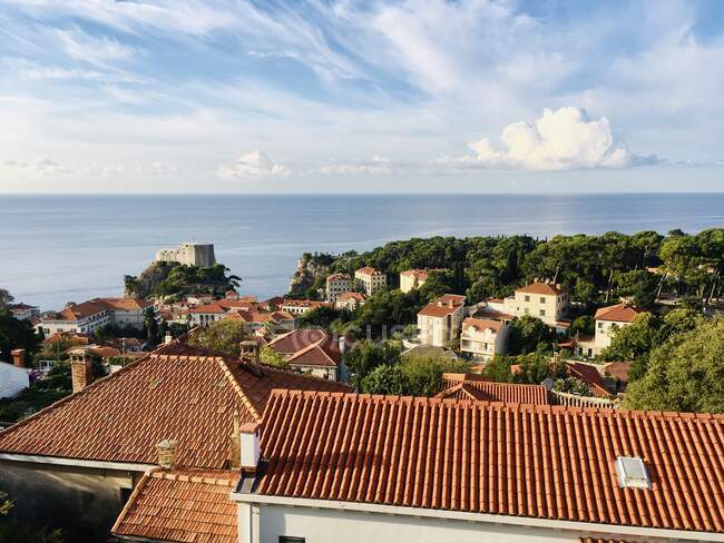 Vista elevada de los tejados y el mar, Dubrovnik, Dalmacia, Croacia - foto de stock
