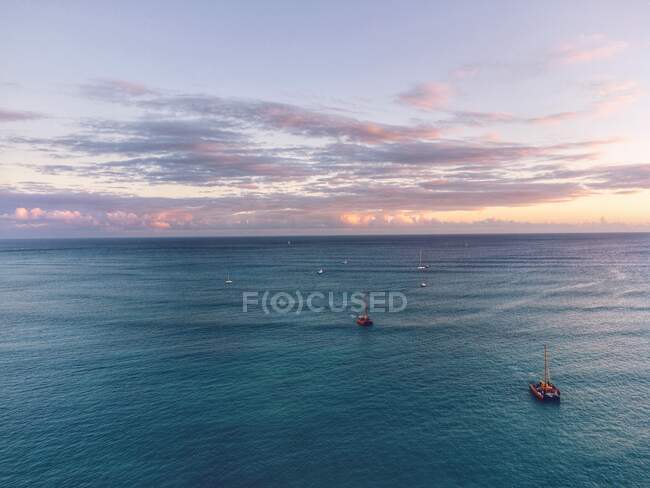 Vista aérea de barcos turísticos y yates en el mar, Oahu, Hawaii, EE.UU. - foto de stock