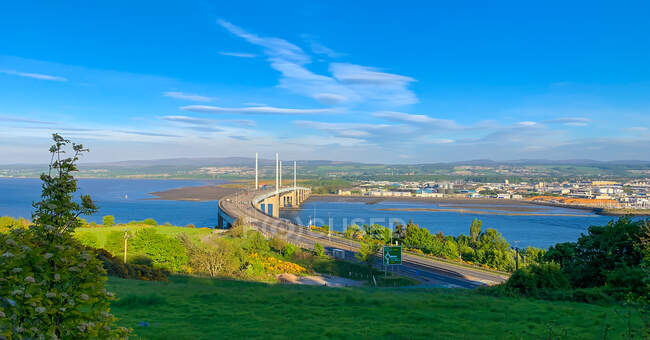 Puente de Kessock sobre Moray Firth a la luz del sol, Inverness, Highlands, Escocia, Reino Unido - foto de stock