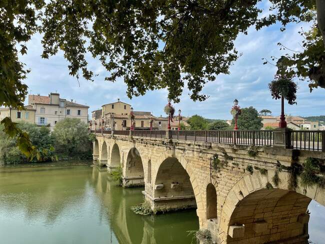 Pont au-dessus du fleuve Vidourle, Sommières, Gard, Languedoc-Roussillon, France — Photo de stock