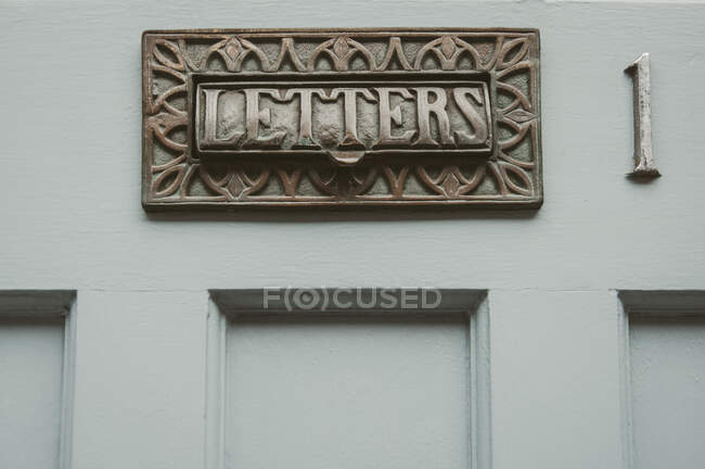 Primo piano della cassetta delle lettere in metallo con lettere di parole e numero 1 — Foto stock