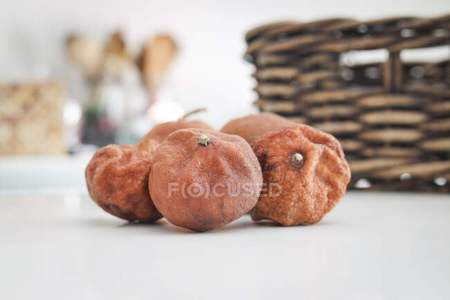 Декомпозиція мандаринів на кухонному столі, крупним планом знімок — стокове фото