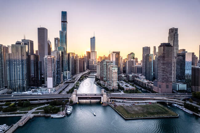 Luftaufnahme des Chicago River und der Skyline der Stadt bei Sonnenuntergang, Chicago, Illinois, USA — Stockfoto