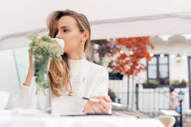 Businesswomen enjoying a cup of coffee at a cafe, Belarus — Stock Photo