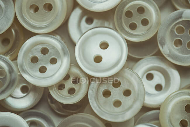 Primer plano de pila de botones blancos - foto de stock