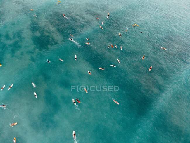 Vue aérienne des surfeurs dans l'océan Pacifique, Oahu, Hawaï, États-Unis — Photo de stock