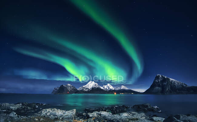 Northern Lights over Mt Himmeltinden and coastline, Lofoten, Nordland, Norway — Stock Photo