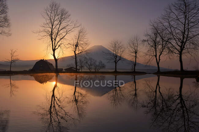 Monte Fuji riflesso nel lago al tramonto, Honshu, Giappone — Foto stock