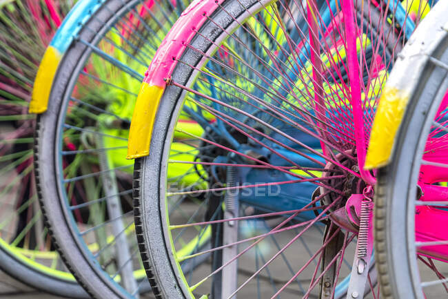 Roues de vélo multicolores sur un stand de vélo — Photo de stock